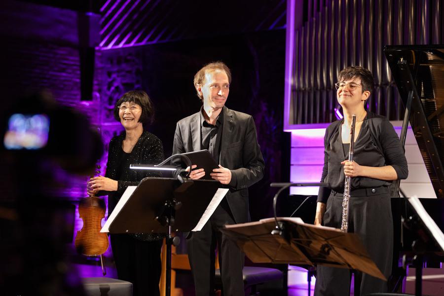 Alexey Kurbatov mit Mitgliedern des Ensemble Verseau beim Konzert in Frankfurt. | Foto: Rolf Oeser