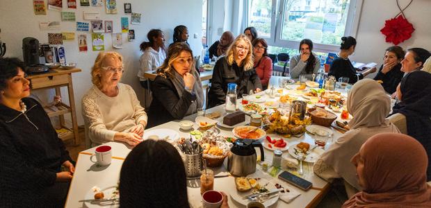 Mitgebrachte Köstlichkeiten und Austausch beim Frauencafé. | Foto: Rolf Oeser