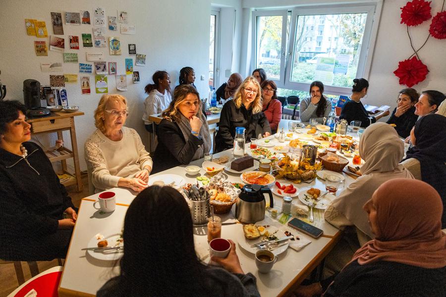 Mitgebrachte Köstlichkeiten und Austausch beim Frauencafé. | Foto: Rolf Oeser