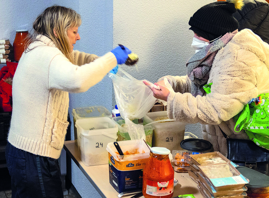 Foodsharerin Doris Peck verteilt gerettete Lebensmittel in der Friedenskirche im Gallus. / Foto: Rolf Oeser