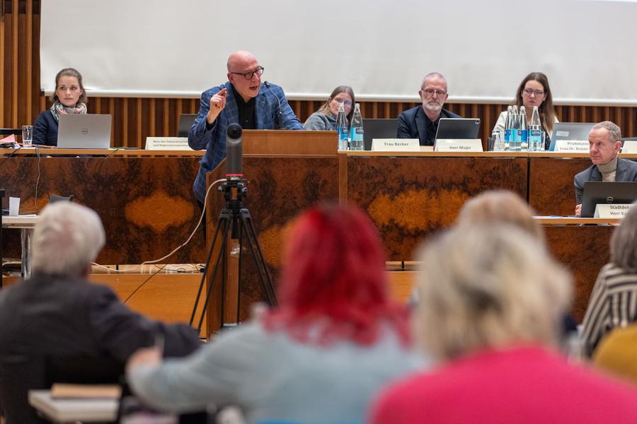 Pfarrer Gunter Volz präsentierte den Bericht der Arbeitsgruppe zu sexualisierter Gewalt im Evangelischen Stadtdekanat und Evangelischen Regionalverband Frankfurt und Offenbach. | Foto: Rolf Oeser