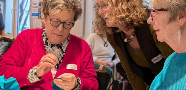 Beim Workshop im Evangelischen Frauenbegegnungszentrum gab es Tipps, wie sich abgelegte Kleidung in Schmuck verwandeln lässt. | Foto: Monika Müller