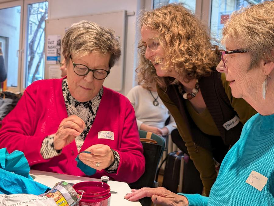 Beim Workshop im Evangelischen Frauenbegegnungszentrum gab es Tipps, wie sich abgelegte Kleidung in Schmuck verwandeln lässt. | Foto: Monika Müller