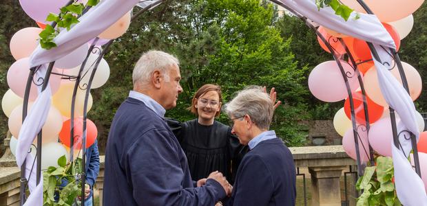 Trauung unter dem Hochzeitsbogen vor der Jugendkuturkirche Sankt Peter |