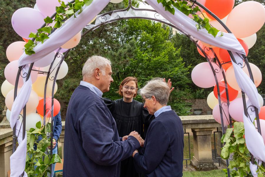 Trauung unter dem Hochzeitsbogen vor der Jugendkuturkirche Sankt Peter |