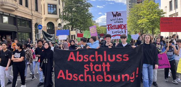 „Wir wollen unsere Freunde zurück“. Demonstration für die  nach Indien abgeschobenen Frankfurter Schüler. | Foto: Angela Wolf