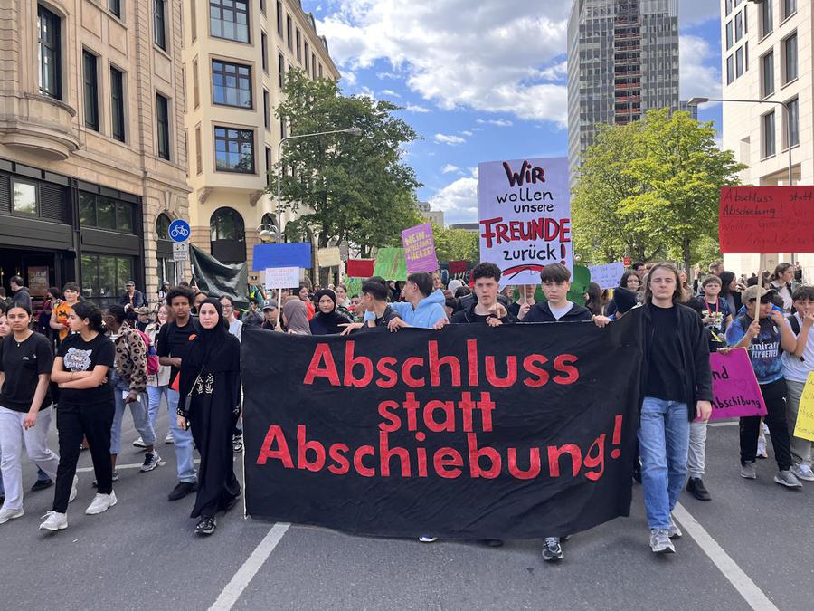 „Wir wollen unsere Freunde zurück“. Demonstration für die  nach Indien abgeschobenen Frankfurter Schüler. | Foto: Angela Wolf