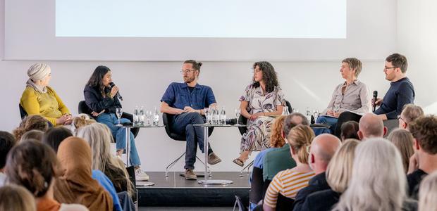 Diskutierten in der Evangelischen Akademie (von links) Zamira Henjelloun, Tú Qùynh Nhu Nguyen, Arne Semsrott, Liisa Pärssinen, Julika Bürgin. | Foto: Michael Braunschädel