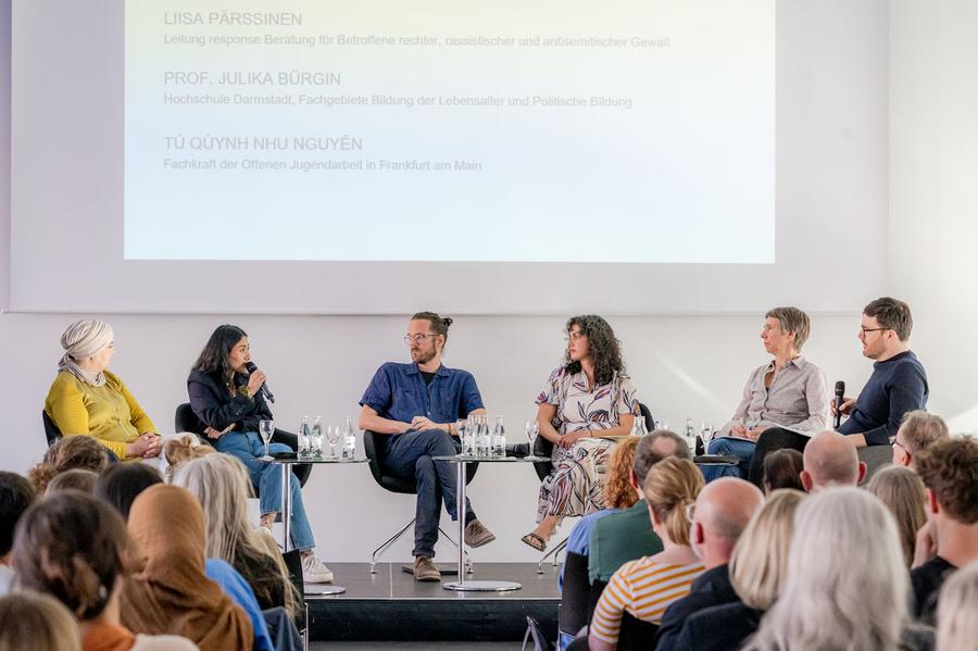 Diskutierten in der Evangelischen Akademie (von links) Zamira Henjelloun, Tú Qùynh Nhu Nguyen, Arne Semsrott, Liisa Pärssinen, Julika Bürgin. | Foto: Michael Braunschädel