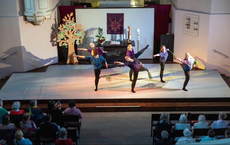 Sechs Tänzerinnen präsentierten im Gottesdienst in der Christuskirche eine neue Choreografie. | Foto: Rolf Oeser