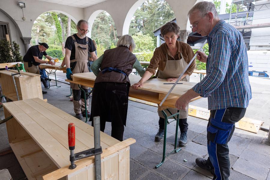 Beim Sargbau-Workshop ist der Tod präsent, ohne sich aufzudrängen. | Foto: Rolf Oeser