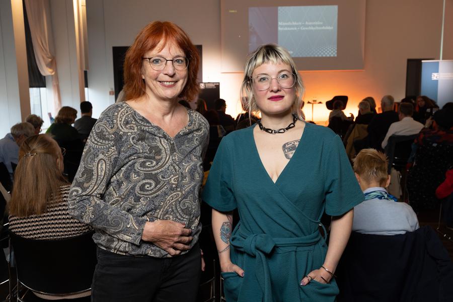 Die Expertinnen Ilka Quindeau und Veronika Kracher in der Evangelischen Akademie. | Rolf Oeser