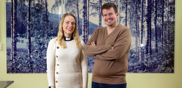 Pfarrerin Elefteria Apostolidou und Vorsitzender Tuuka  Helander im Saal der finnischen Gemeinde am Dornbusch. | Foto: Rolf Oeser