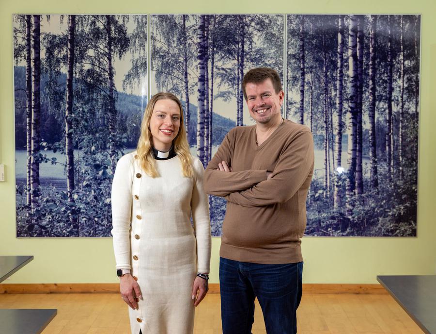 Pfarrerin Elefteria Apostolidou und Vorsitzender Tuuka  Helander im Saal der finnischen Gemeinde am Dornbusch. | Foto: Rolf Oeser