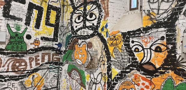 Ein Kunstwerk von "Peng" im Turm der Offenbacher Friedenskirche. | Angela Wolf
