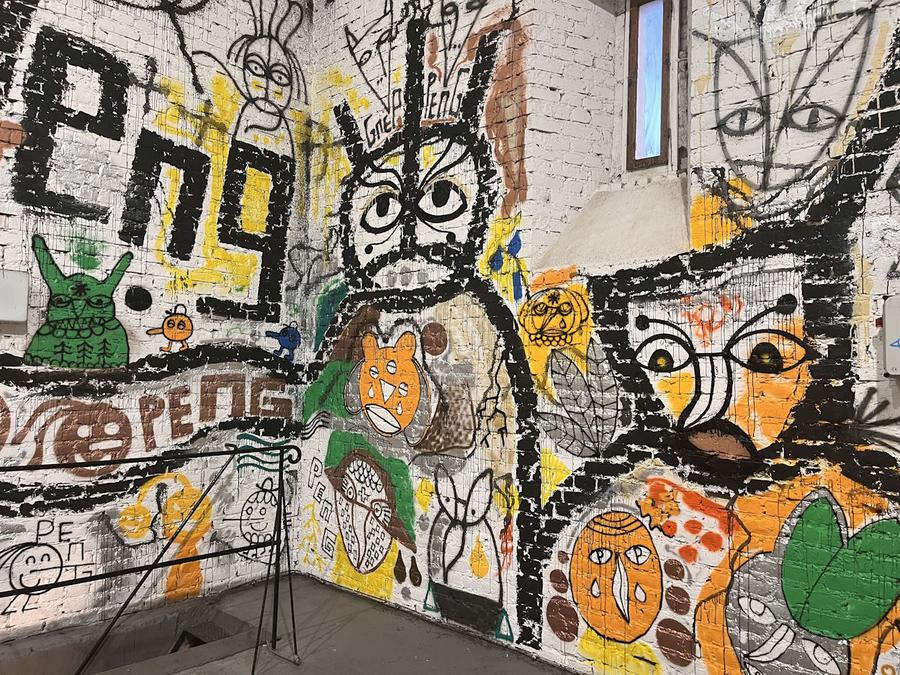 Ein Kunstwerk von "Peng" im Turm der Offenbacher Friedenskirche. | Angela Wolf