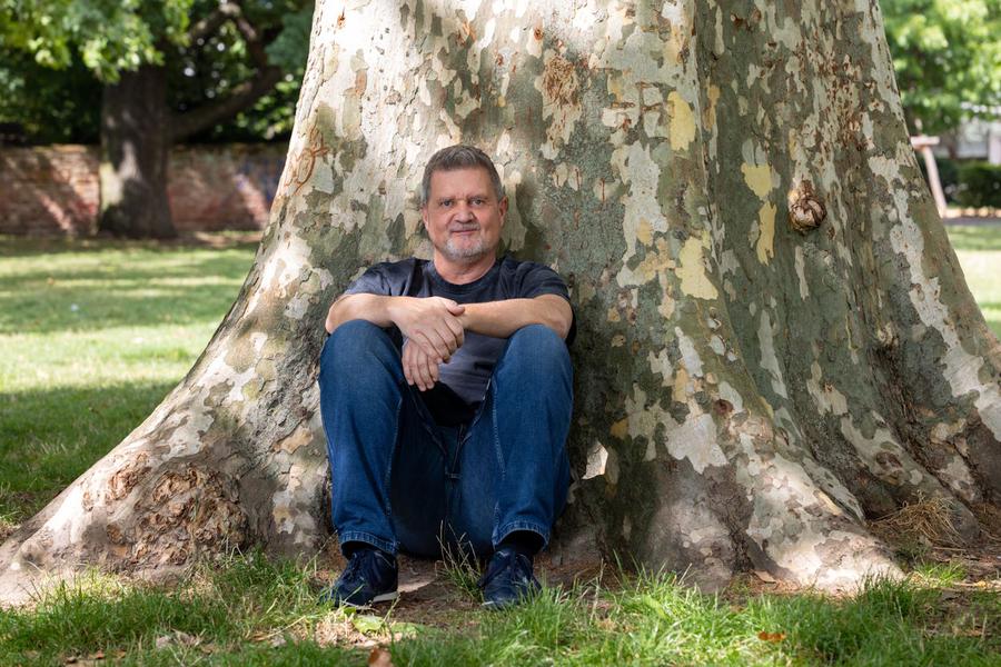 Gespräche über Trauer sind in der Natur oft leichter zu führen als im Büro: Andreas Schmidt ist einer von drei hauptamtlichen Koordinatoren der Ökumenischen Hospizbewegung in Offenbach. | Foto: Rolf Oeser