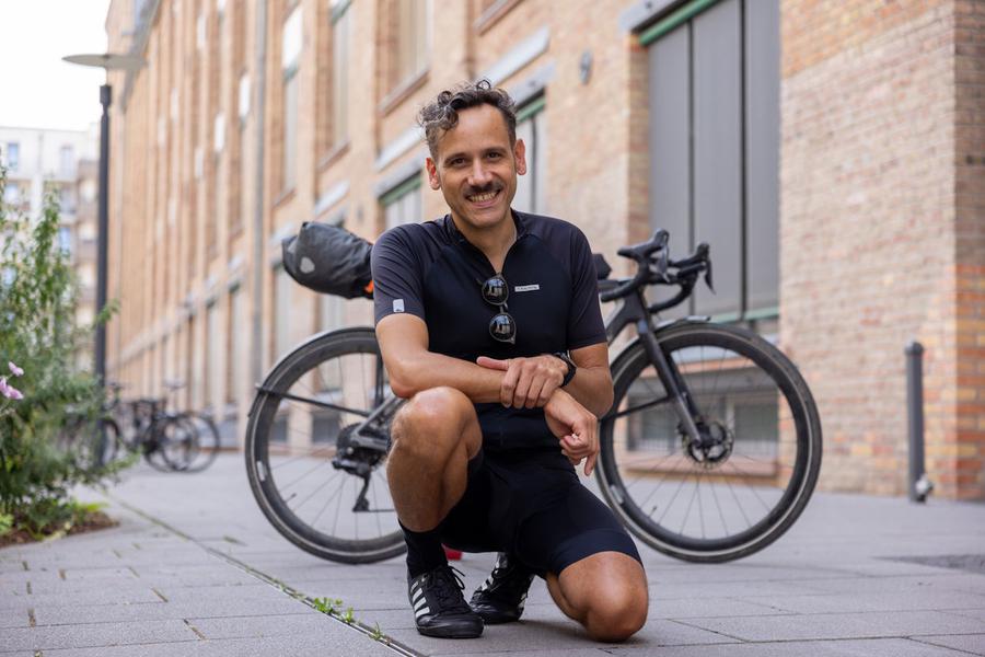 Danny Lettkemann verbindet Radfahren mit Engagement für Demokratie. | Foto: Rolf Oeser