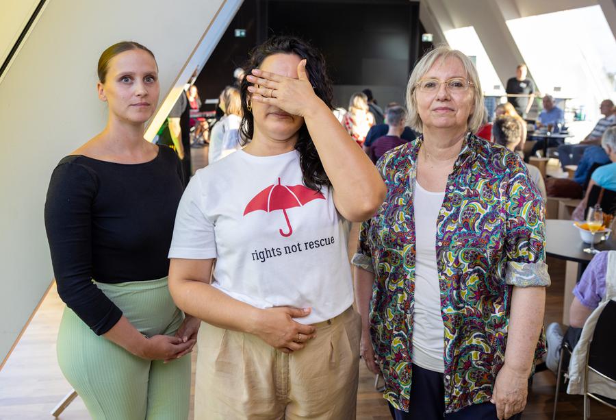 Sexarbeiterin Pallas Athene (Mitte) war eine der Impulsgeberinnen beim Stadtsalon in der Evangelischen Akademie. Ebenfalls dabei Ronja Justice von der Hilfsorganisation "FiM" (links) und Politikwissenschaftlerin Antje Schrupp. | Foto: Rolf Oeser