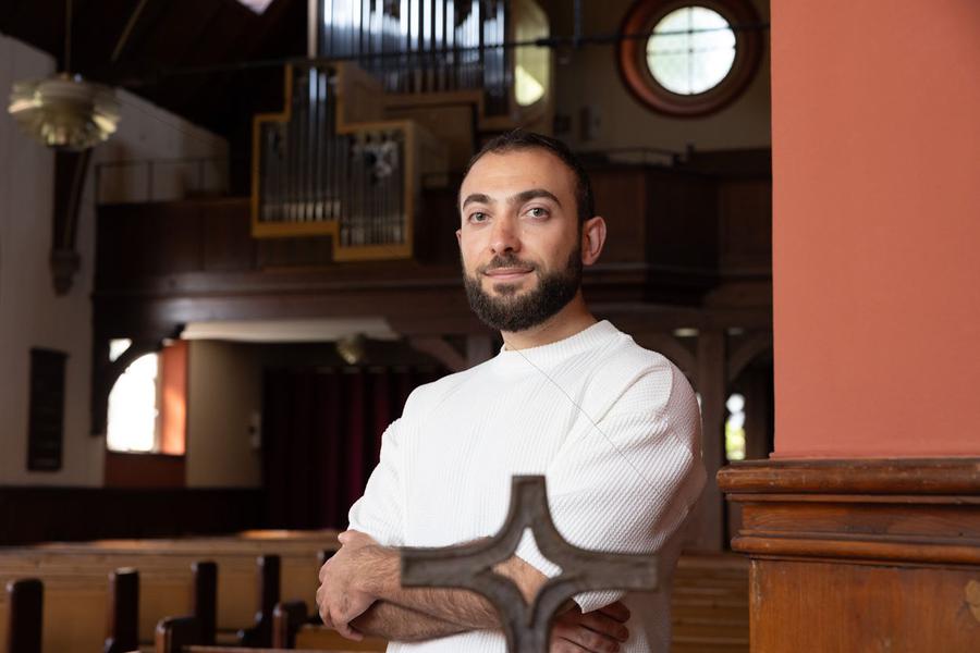 Narek Haruyunyan spielt die Orgel im Gottesdienst, leitet den Kirchenchor und gibt Konzerte. | Foto: Rolf Oeser