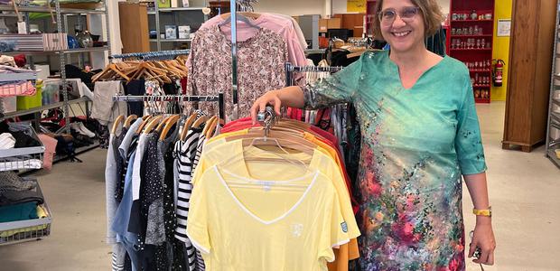Verena Schlossarek leitet den Secondhand-Markt Samt und Sonders XXL der Diakonie in Bergen-Enkheim. | Foto: Angela Wolf.