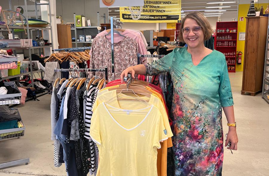Verena Schlossarek leitet den Secondhand-Markt Samt und Sonders XXL der Diakonie in Bergen-Enkheim. | Foto: Angela Wolf.