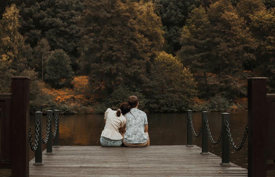 Der Tod ist eine Herausforderung. Vielen Menschen macht  er Angst. Manche hoffen gar, ihn irgendwann mit Hilfe  von Technologie zu überwinden. Dabei ist es gerade die  Endlichkeit, die das Leben kostbar macht. | Foto: Sergej Sokolov / Unsplash