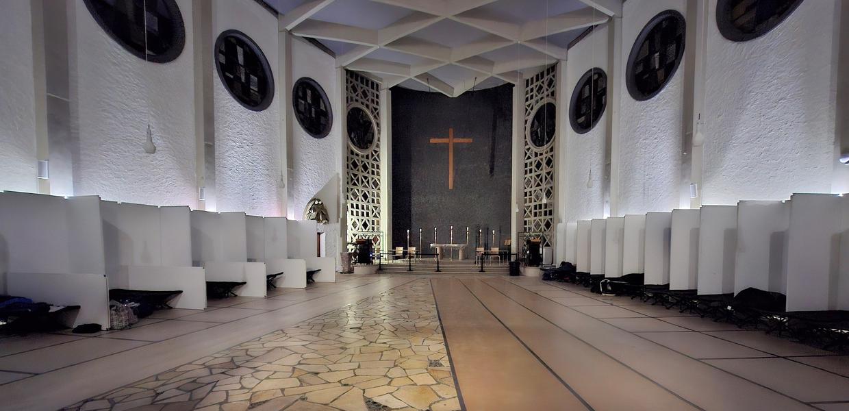 Die Diakoniekirche steht im Winter zur Übernachtung offen - Nischen sorgen für Privatsphäre. I  Foto: Markus Eisele