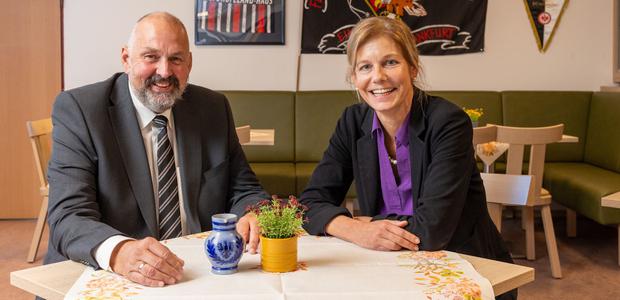 Holger Hothum und Clarissa Graz von der „Inneren Mission“ in der Bembelstubb des Hufelandhauses. | Foto: Rolf Oeser