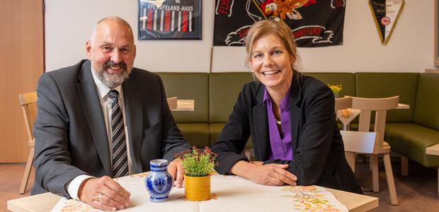 Holger Hothum und Clarissa Graz von der „Inneren Mission“ in der Bembelstubb des Hufelandhauses. | Foto: Rolf Oeser