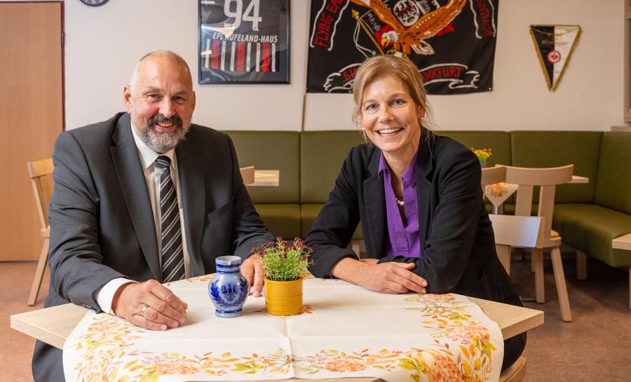 Holger Hothum und Clarissa Graz von der „Inneren Mission“ in der Bembelstubb des Hufelandhauses. | Foto: Rolf Oeser