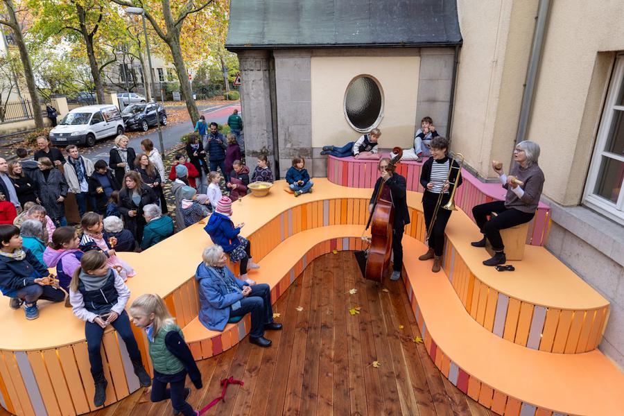 Sitzlandschaft neben der Kirche. | Foto: Rolf Oeser
