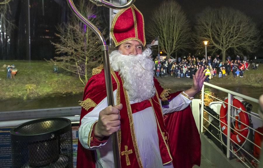 Auch voriges Jahr schon legte der Nikolaus einen Zwischenstopp an der Schwanheimer Fähre ein. | Foto: Heike Rost