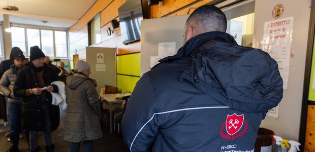 Die Gewalt nimmt zu: Wenn Menschen unter Druck sind, können Konflikte leicht eskalieren.  | Rolf Oeser