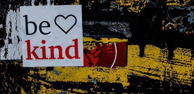 Gerade wo Menschen unter Druck stehen, herrschen oft die  härtesten Töne. Umso wichtiger ist es, freundlich zu bleiben. | Randalyn Hill / Unsplash