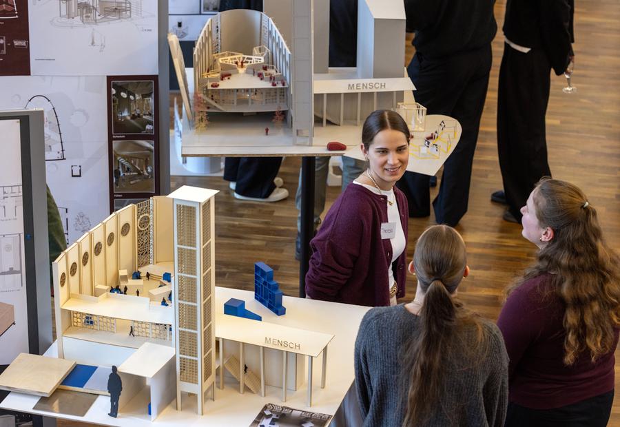 Studentische Entwürfe für die Neugestaltung der Weißfrauen Diakoniekirche. | Foto: Rolf Oeser