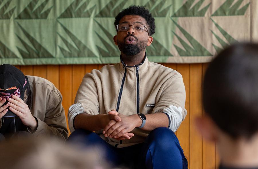 Assefa Mulugeta Assefa arbeitet gerne mit Kindern und Jugendlichen. | Foto: Rolf Oeser