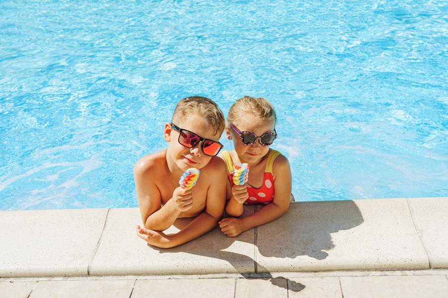 Auch im heimischen Schwimmbad lässt sich der  Urlaub genießen.| Foto: Igor, Adobe Stock