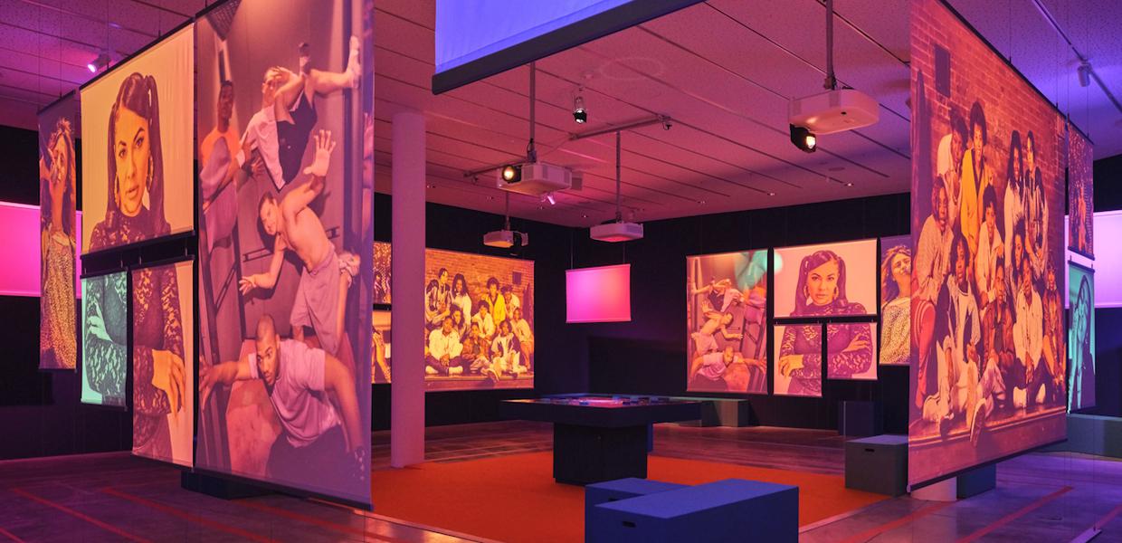 Die Ausstellung „Mischpocha. The Art of Collaboration“ wurde von Mike D., einem Mitbegründer der Band „Beastie Boys“ aus New York, entwickelt. Sie ist noch bis zum 27. September zu sehen. | Foto: Jüdisches Museum