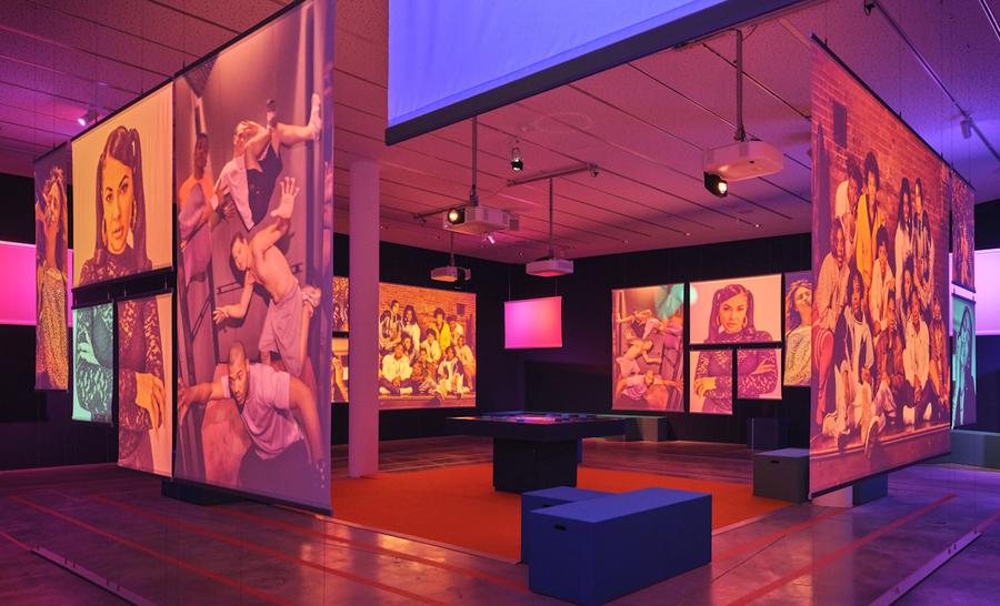 Die Ausstellung „Mischpocha. The Art of Collaboration“ wurde von Mike D., einem Mitbegründer der Band „Beastie Boys“ aus New York, entwickelt. Sie ist noch bis zum 27. September zu sehen. | Foto: Jüdisches Museum