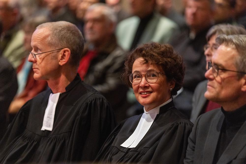 Pfarrerin Amina Bruch-Cicar neben Stadtdekan Holger Kamlah (links) und dem Leiter der katholischen Stadtkirche, Michael Thurn. |