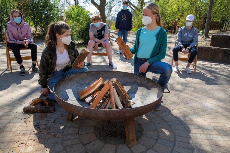 Gemeinsam mit den Eltern ist die Idee entstanden, die Präsenz-Treffen auch an kühleren Tagen mit einem Lagerfeuer zu ermöglichen. Dafür bringen die Konfis das  Holz mit. | Foto: Rolf Oeser