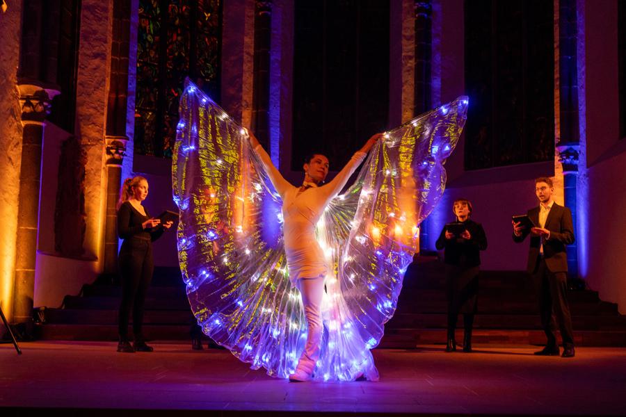 Keiko Schmitt sorgte für Licht und Tanz beim Neujahrsempfang in der Heiliggeistkirche  Foto Rolf Oeser