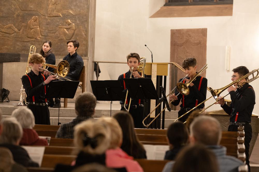 Ensembles der Frankfurter Bläserschule spielten bei der Preisverleihung in der St. Katharinenkirche  |  Foto: Rolf Oeser