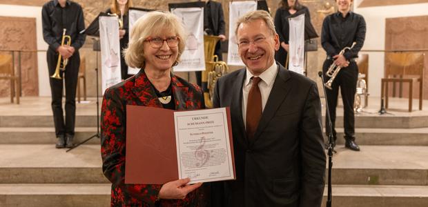 Die Leiterin der Frankfurter Bläserschule Sunhild Pfeiffer wurde von Edgar Wallach, dem Vorsitzenden der Frankfurter Robert-Schumann-Gesellschaft, ausgezeichnet. |  Foto: Rolf Oeser