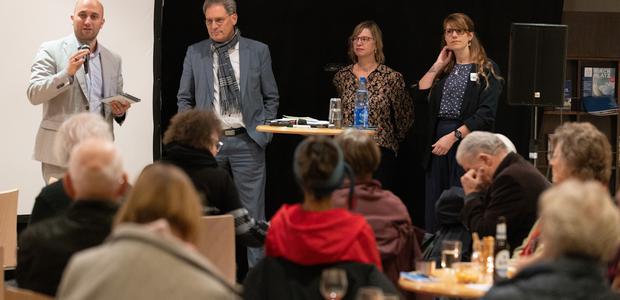 Pfarrerin Charlotte Eisenberg (rechts), die Journalistin und Buchautorin Verena Carl (2. von rechts) und Diakoniepfarrer Markus Eisele (2. von links) beim Auftakt der Reihe "Rechtsruck in Deutschland". | Foto: Rolf Oeser