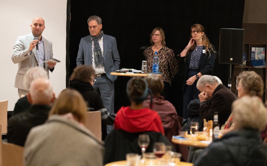 Pfarrerin Charlotte Eisenberg (rechts), die Journalistin und Buchautorin Verena Carl (2. von rechts) und Diakoniepfarrer Markus Eisele (2. von links) beim Auftakt der Reihe "Rechtsruck in Deutschland". | Foto: Rolf Oeser