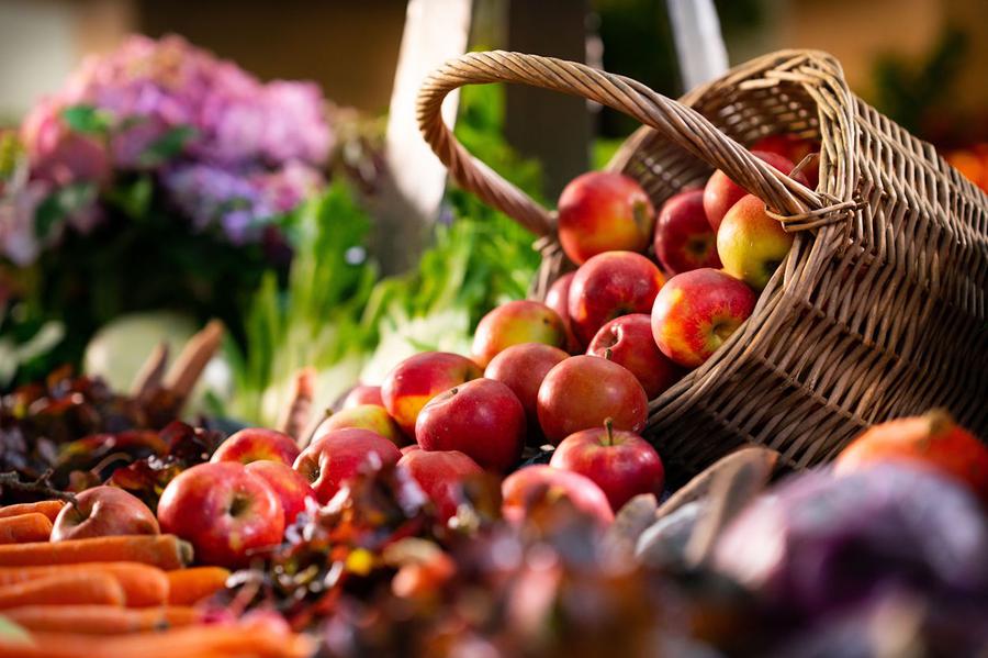 Obst und Gemüse machen sich als Dekoration besser als Würste und Schnitzel. Aufnahme aus der Erlöserkirche in Oberrad. | Foto: Oliver Tamagnini
