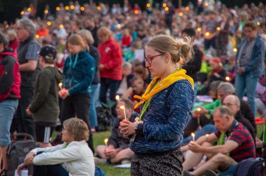 Kirchentage leben vom Gemeinschaftsgefühl, so wie bei diesem Gebet voriges Jahr in Dortmund. Ob das unter Pandemiebedingungen klappt, ist ungewiss.  |  Foto: Helfen beim Kirchentag/Flickr.com (cc-by-nc-sa)