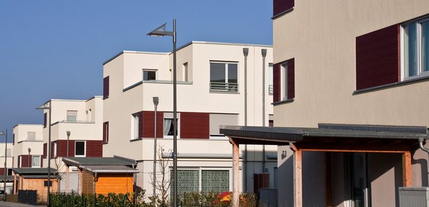 Straßenzeile am Riedberg. Frankfurt braucht noch viel mehr neue Wohngebiete, um dem Bedarf an Wohnungen gerecht zu werden.  |  Foto: Stefanie L./Flickr.com (cc by-nc-sa)